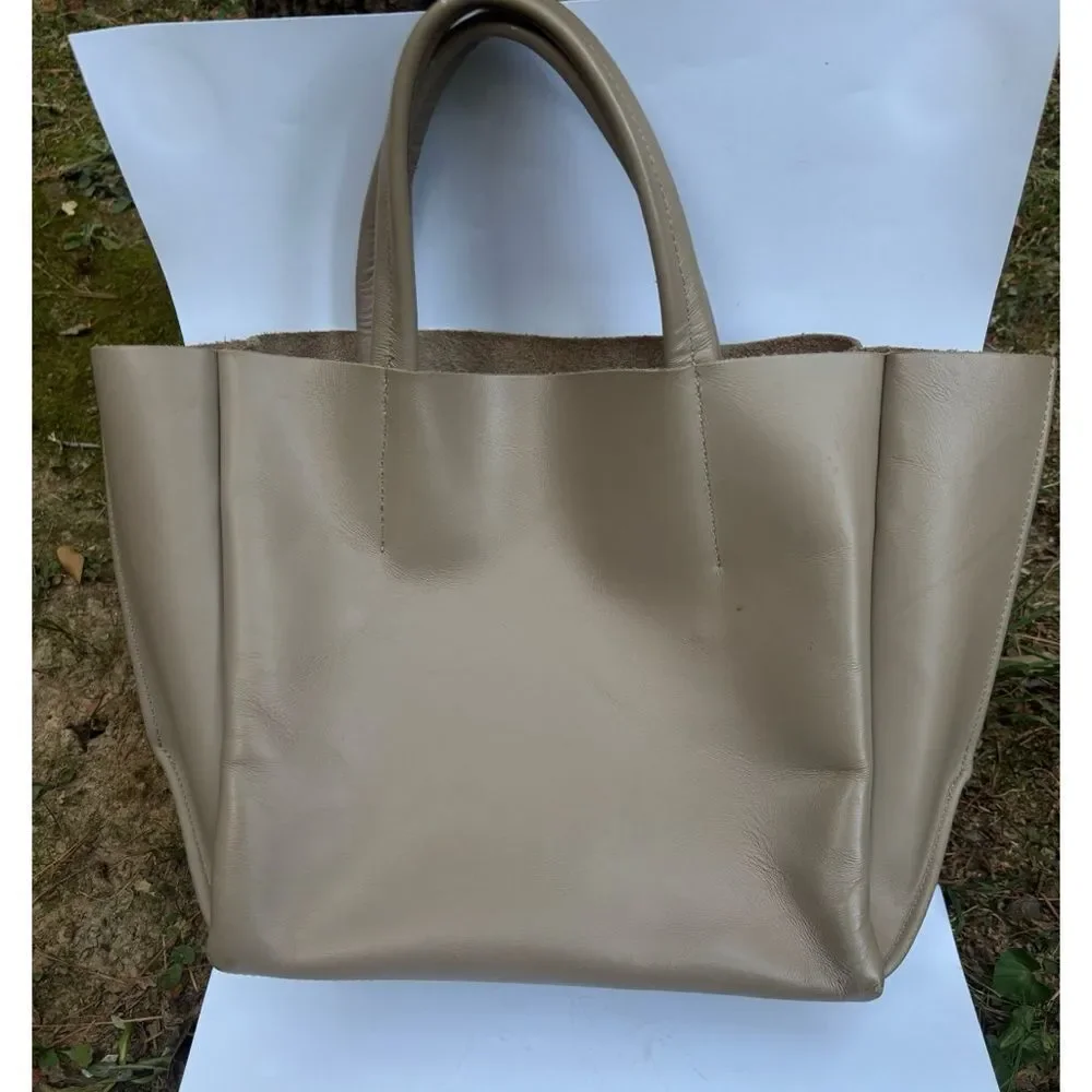 AMPERSAND AS APOSTROPHE
STIFF SIDEWAYS TOTE IN GREY - Picture 4 of 12